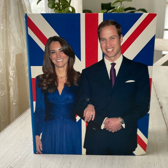 William and Kate Royal Family Photo Album NEW - Picture 1 of 7